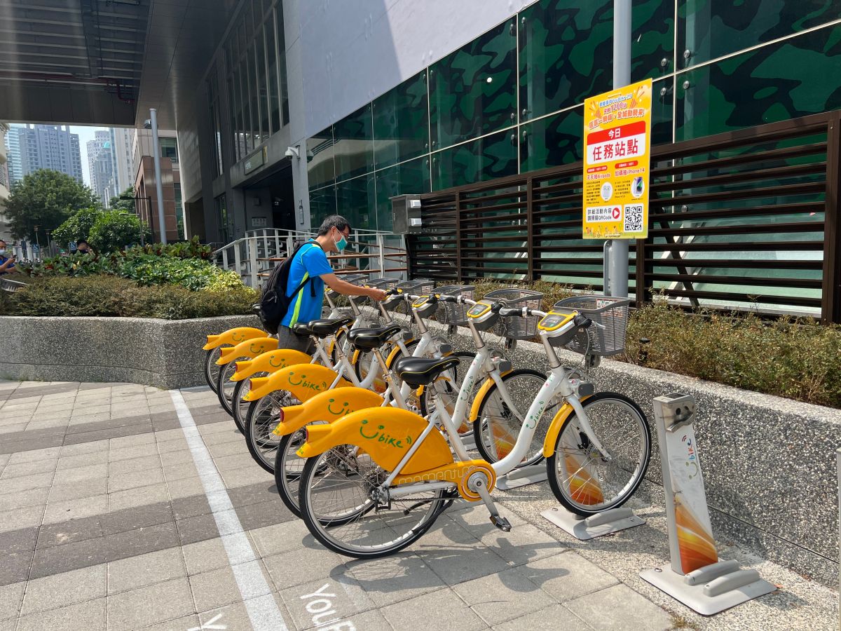 ▲台中市交通局舉辦「區區一騎嗨，全城動騎來」活動，每日指定2.0場站借或還YouBike 2.0或2.0E，天天抽AirPods(圖／交通局提供2022.10.19)