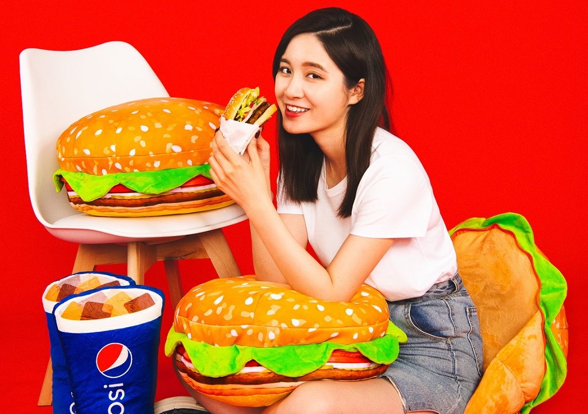 ▲漢堡王把百事可樂和經典華堡變抱枕！10月華堡日除了買指定套餐除了送小華堡，10/22～10/25再抽限量「好眠午睡組」。圖／漢堡王提供）