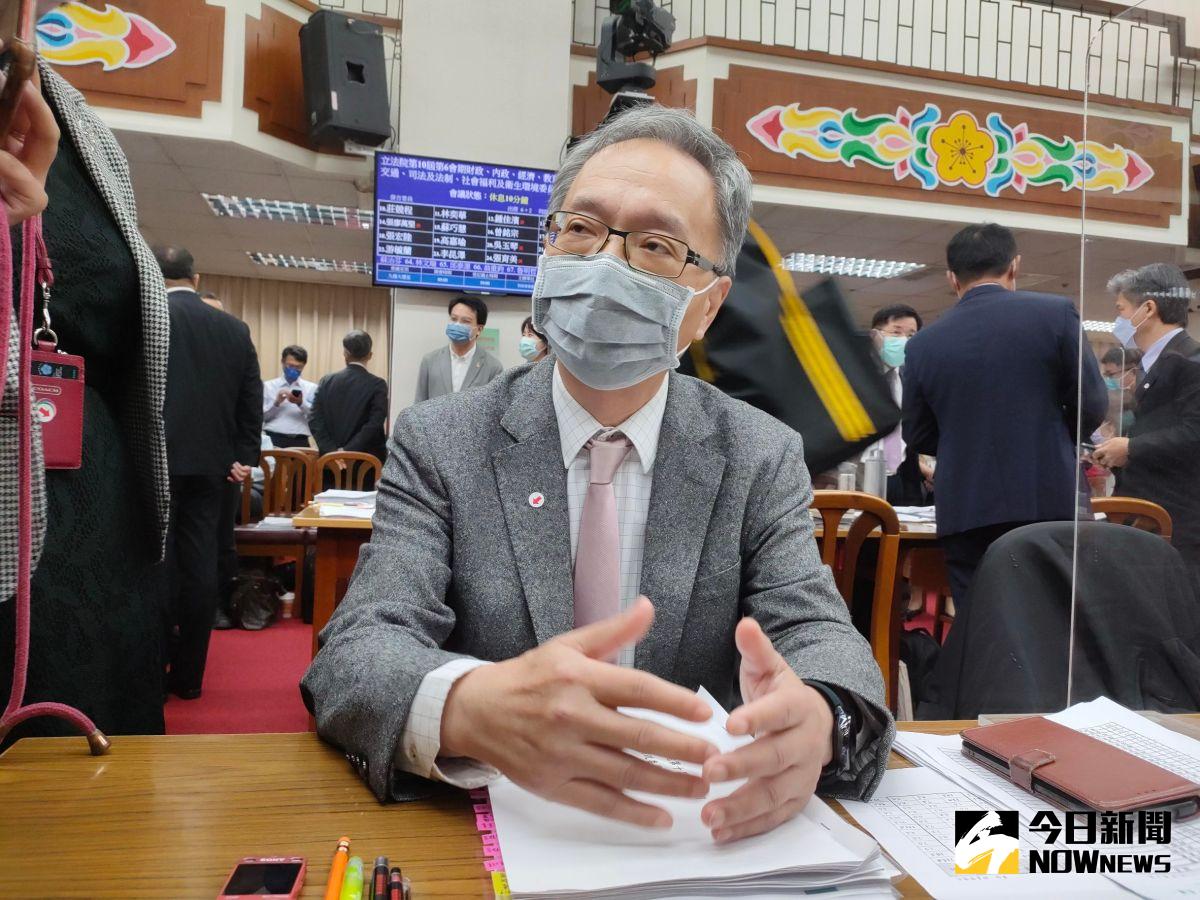 ▲衛福部長薛瑞元透露高端補打方案，不同廠牌會有不同要求，若民眾需要補打兩劑，視廠牌可能需間隔21日或28日以上。（圖／記者許若茵攝，2022.10.19）