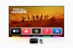 ▲這回Apple TV 4K為大家帶來了A15仿生晶片、引進HDR10+支援，更引進更為便利的Siri Remote遙控器，當你戴上AirPods時，也可使用「嘿Siri」進行節目、電影、音樂等搜尋。（圖／Apple提供）