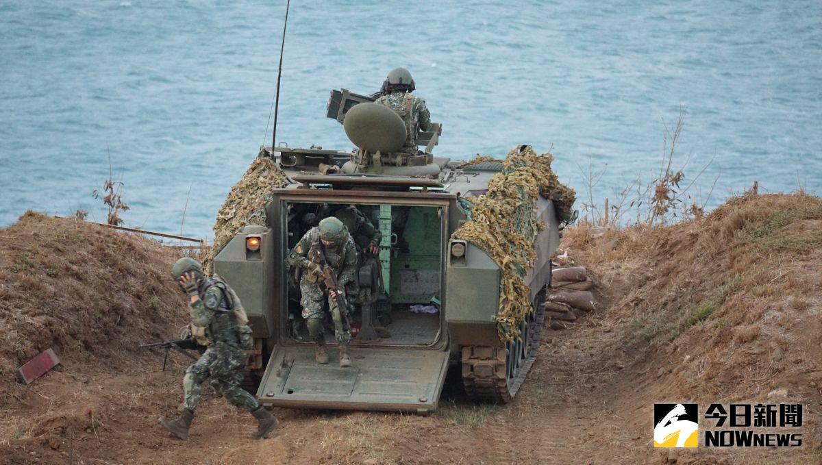 ▲陸軍澎湖防衛指揮部一名少校連長14日休假外出飲酒，隔天上午嚴重宿醉仍開車出門，結果在美而美二道路口等紅燈時，竟然當場昏睡在路中央，經檢測酒測值高達0.79，依公共危險罪送辦。（圖為澎防部鎮疆操演實況／記者呂炯昌攝）