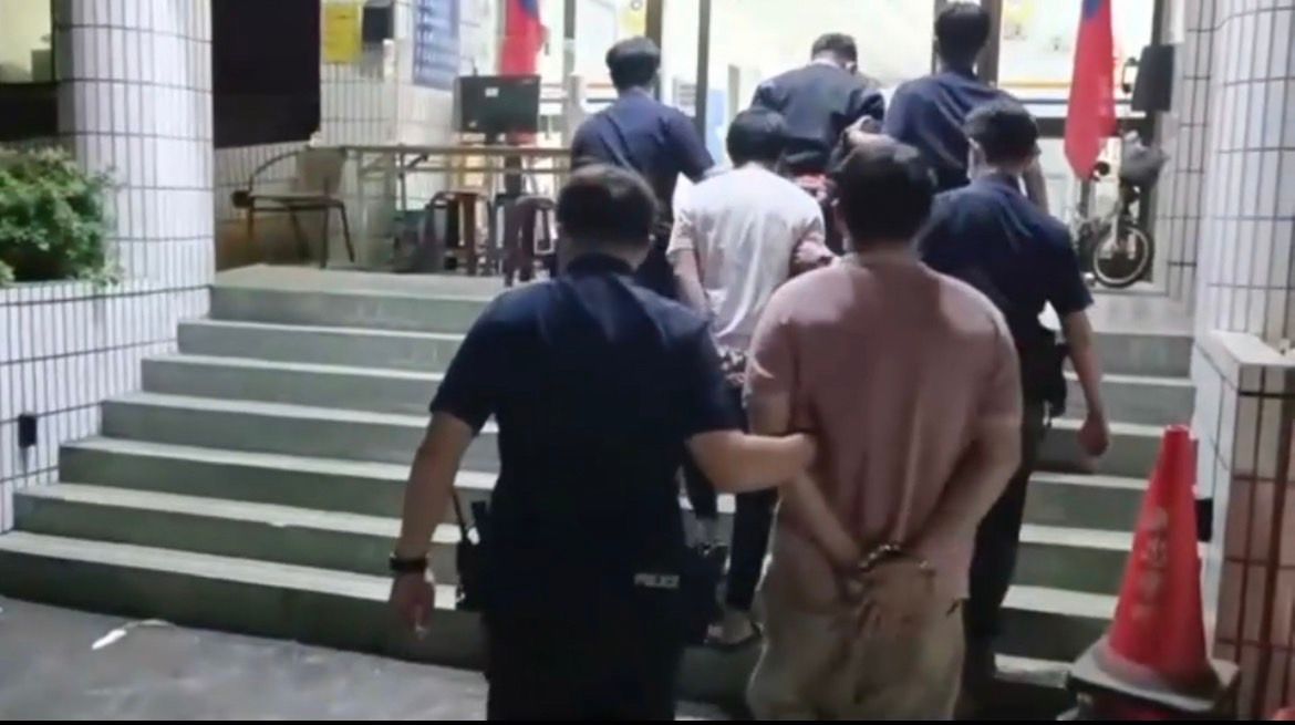 ▲高雄市警鳳山分局員警日前在調查一起手機失竊案，一案三破，除逮捕一名竊嫌外，還當場緝捕到一名通緝犯和毒品現行犯。(圖／記者郭凱杰翻攝)