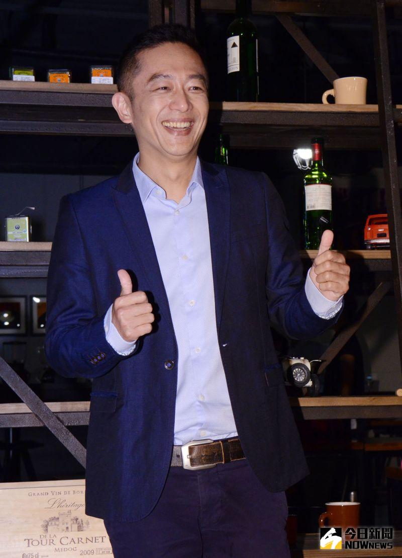 ▲陳昭榮被拍到夜會熟女，兩人互動親暱。（圖／NOWnews影像中心）