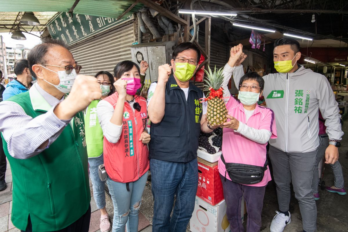 ▲林佳龍在陳永福、陳乃瑜陪同下到新店建國、仁愛市場掃街，對於選後組閣傳聞，林佳龍說一看就知道是假訊息。（圖 ／林佳龍競選辦公室提供）