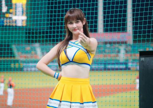 ▲中信兄弟啦啦隊「Passion Sisters」人氣成員「短今」在澄清湖棒球場被一位球迷連續拉手兩次，讓她坦言「有嚇到」。（圖／翻攝自短今IG）