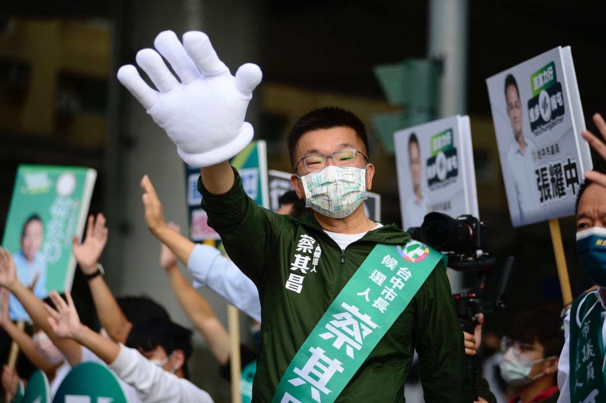 ▲蔡其昌從今早開始，每天上班交通尖峰時間站路口拜票。（圖／蔡其昌競總提供，2022.10.19）