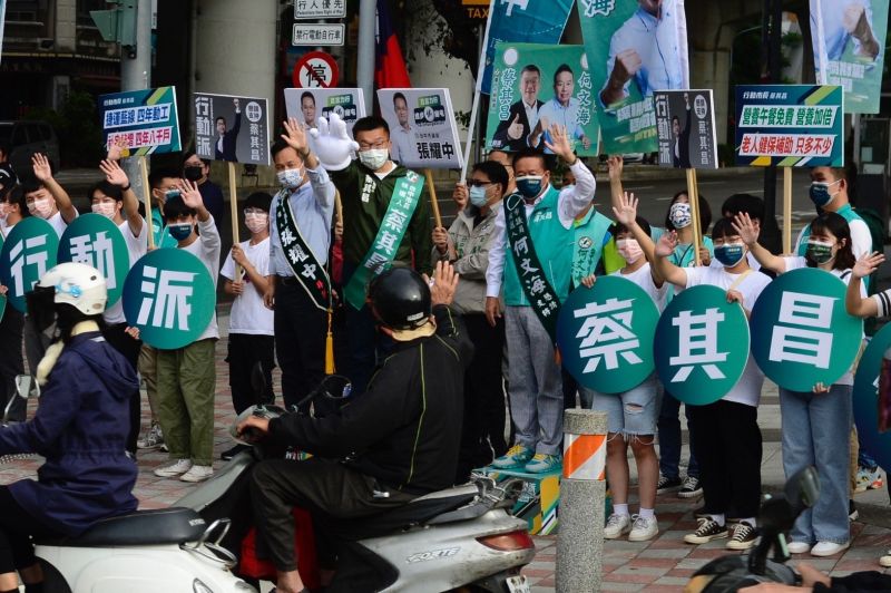 ▲蔡其昌與台中市議員參選人們同步在路口拜票，民眾揮手回應。（圖／蔡其昌競總提供，2022.10.19）