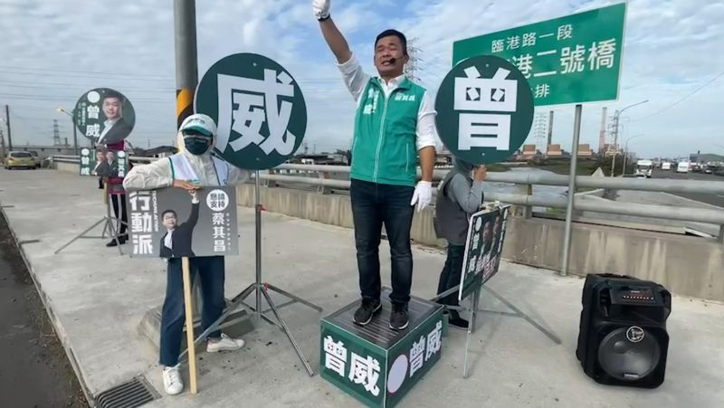 ▲民進黨在台中市啟動「全面開站」，海線新人曾威瞇著眼睛、頂著強風在街口宣講。（圖／蔡其昌競總提供，2022.10.19）