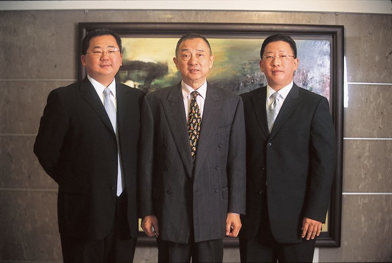 ▲元大集團創辦人馬志玲(中)與兒子馬維建(左)、馬維辰(右)合影。(圖/聶世傑提供)