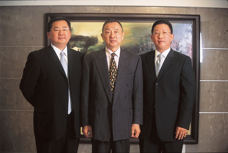 ▲元大集團創辦人馬志玲（中）與兩個兒子馬維建（左）、馬維辰（右）合影。（圖／聶世傑提供）