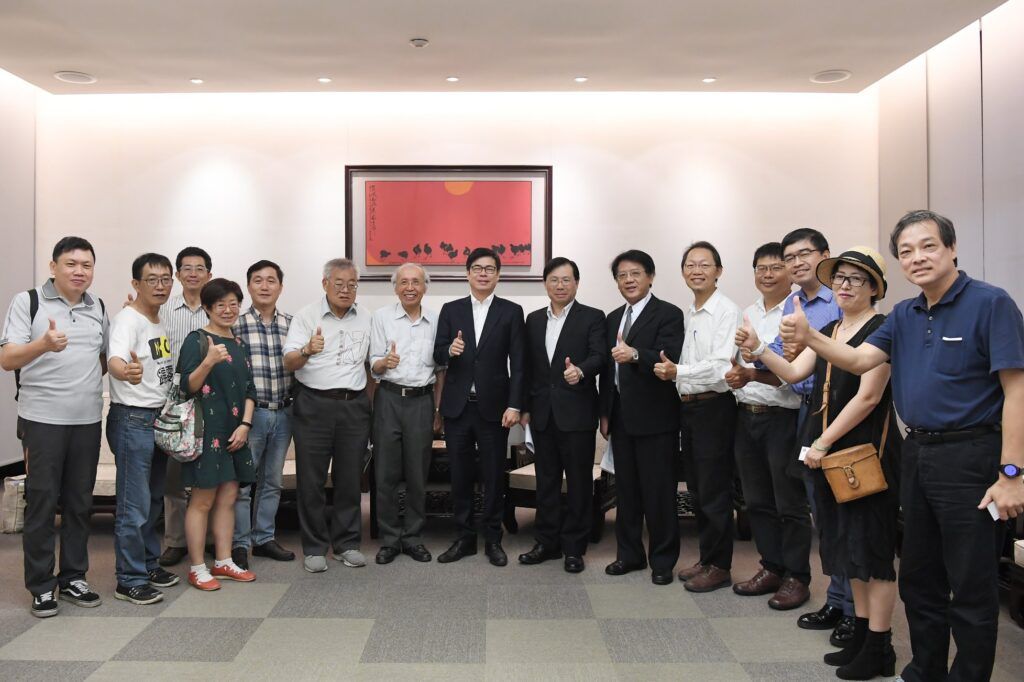 ▲陳其邁時任行政院副院長與環保聯盟成員合影。（圖／翻攝自台灣環境保護聯盟）