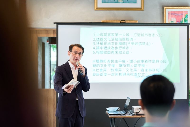 ▲當年西進中國做生意被控是雙標,鄭運鵬大方表示這是他人生經歷,也有公開資訊可受檢驗,和張善政擔任統派小黨最高顧問是不一樣的事。(圖/鄭運鵬辦公室提供)