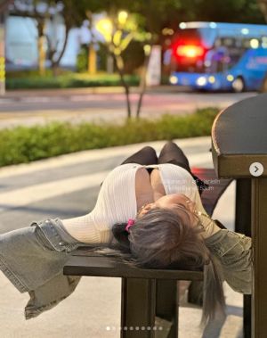 ▲網紅插畫家「泥泥學姐」躺在公園長椅上，不仔細看還以為是遊民。（圖／翻攝自泥泥學姐IG）