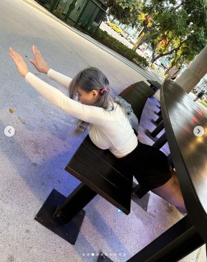 ▲泥泥學姐轉過身趴在椅子上,樣子超無厘頭。(圖/翻攝自泥泥學姐IG) ▲泥泥學姐轉過身趴在椅子上,樣子超無厘頭。(圖/翻攝自泥泥學姐IG)