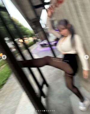 ▲泥泥學姊抬腿,露出性感腿根。(圖/翻攝自泥泥學姊IG) ▲泥泥學姊抬腿,露出性感腿根。(圖/翻攝自泥泥學姊IG)