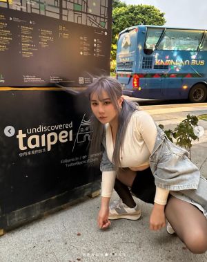 ▲泥泥學姊蹲在地上。(圖/翻攝自泥泥學姊IG) ▲泥泥學姊蹲在地上。(圖/翻攝自泥泥學姊IG)