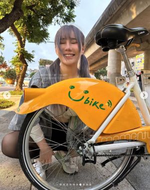 ▲泥泥學姊和Ubike合照。（圖／翻攝自泥泥學姊IG）