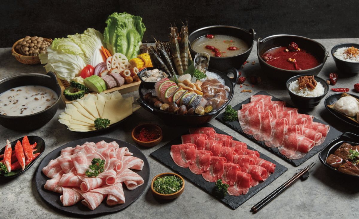 ▲築間幸福鍋物插旗新北中和，臨近捷運永安市場站，主打蔬食、火鍋料半自助吧無限放題吃到飽，提供400元～1,580元的豐富火鍋套餐選擇。即日起點用「美國極上熟成雪花牛肉鍋」，在FB地標／IG限動＋門店地標／Google打卡五星評論（擇一），就能享有「免費升級1.5倍肉量（300g）」。（圖／築間餐飲集團提供）