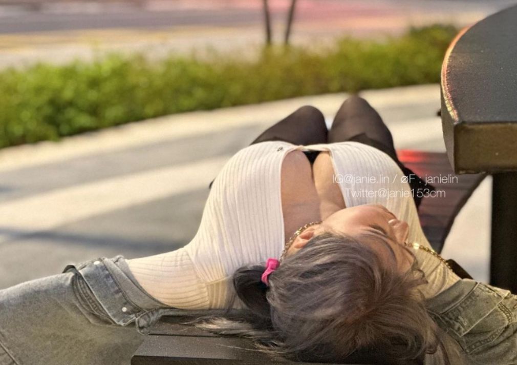 ▲網紅插畫家「泥泥學姊」最近到台北遊玩，PO出一系列「搞怪火辣照」，其中就有幾張是躺在公園長椅上的照片，也讓網友全笑翻。（圖／翻攝自泥泥學姊IG）