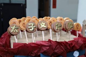 主辦單位精心設計製作,印有太子文化祭及三太子Q版圖的銅鑼燒贈送 ▲主辦單位精心設計製作,印有太子文化祭及三太子Q版圖的銅鑼燒贈送(圖/嘉義縣政府提供)