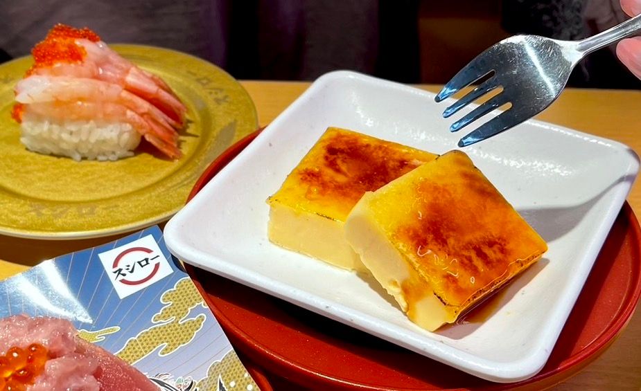 ▲台灣壽司郎全新開吃「爆盛滿載」期間限定新菜，再玩巨型壽司疊疊樂。最吸引網友的卻是菜單中驚見可愛的「卡娜赫拉」？怎麼可以吃兔兔！釣出老饕親解神級甜點「卡達拉娜」的美味。（圖／台灣壽司郎提供）