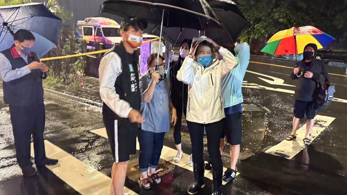 ▲藍營狂打陳時中勘災時，內湖分局長全程陪同，批評「好大的官威」；不過早於陳時中到場勘災的黃珊珊，也有分局長（左一）陪同。（圖／翻攝黃珊珊臉書）