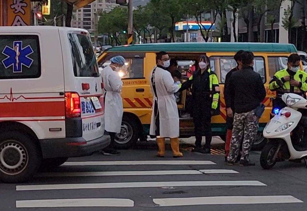 ▲新北市樹林區發生車禍事故，一台載滿學生的娃娃車，與直行車擦撞又衝撞路邊看板。（圖／翻攝畫面） 