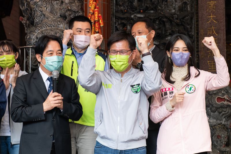 ▲林佳龍在立委賴品妤、市議員周雅玲、張錦豪陪同下，合體副總統賴清德到萬里昭靈宮參拜祈福，向鄉親爭取支持。（圖 ／林佳龍競選辦公室提供）