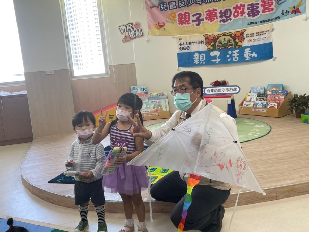 ▲孩子們將親手製作的風箏塗鴉，並寫上祝福及心願送給市長黃偉哲（圖／記者林怡孜攝，2022,10,19）