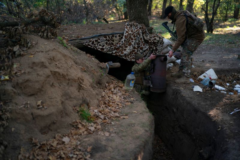 ▲圖為烏軍奪回赫松地區後檢視由俄軍挖掘的壕溝。(圖/美聯社)