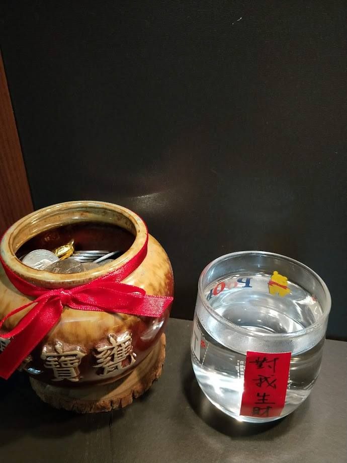 ▲錢幣擦乾放在聚寶盆放財位，冷卻的水拿個杯子裝蓋上蓋子放財位。（圖／翻攝自柯柏成命理）