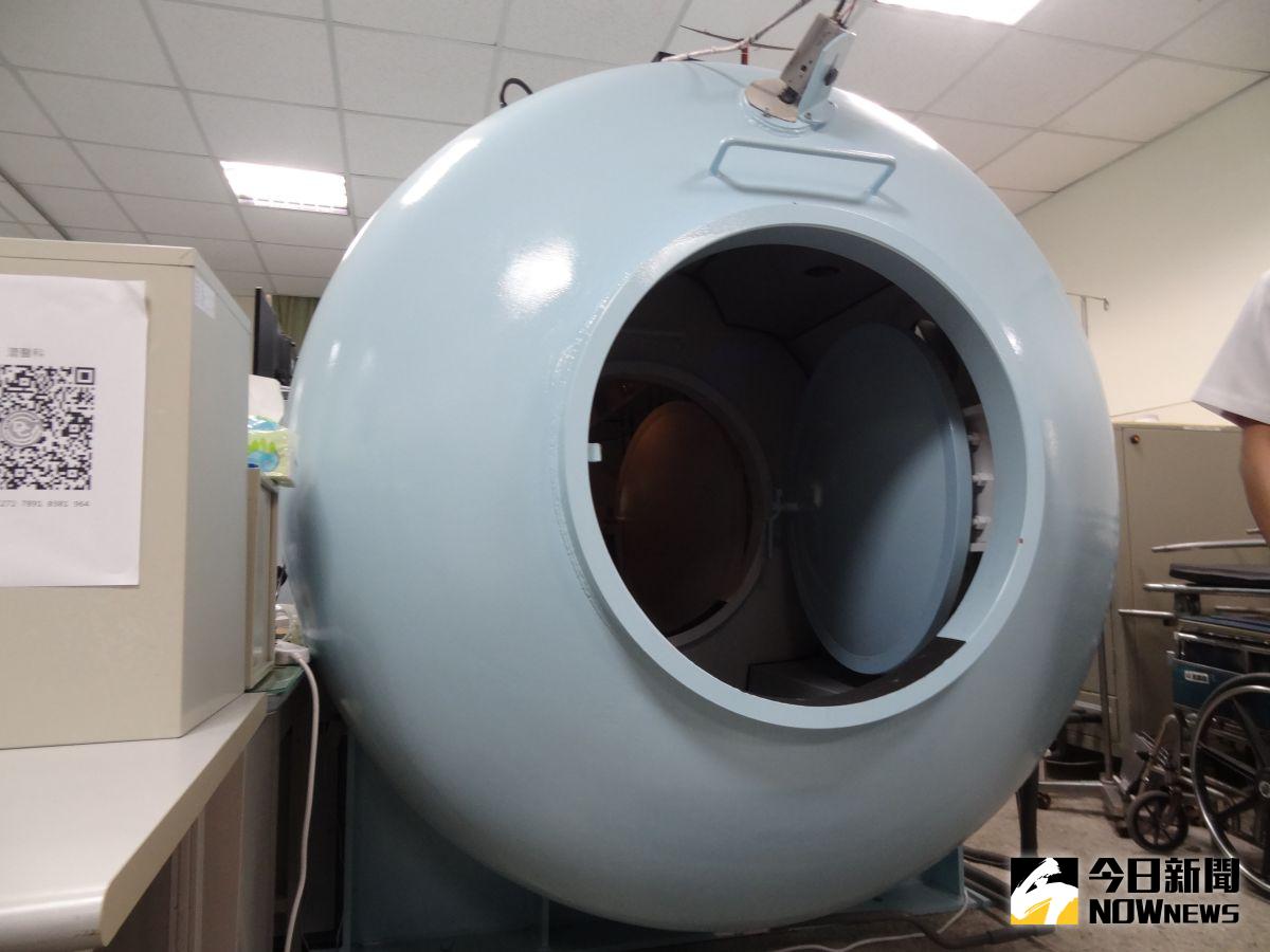 ▲三軍總醫院澎湖分院潛醫科，治療潛水伕症的大型高壓氧設備。(圖／記者呂炯昌攝）