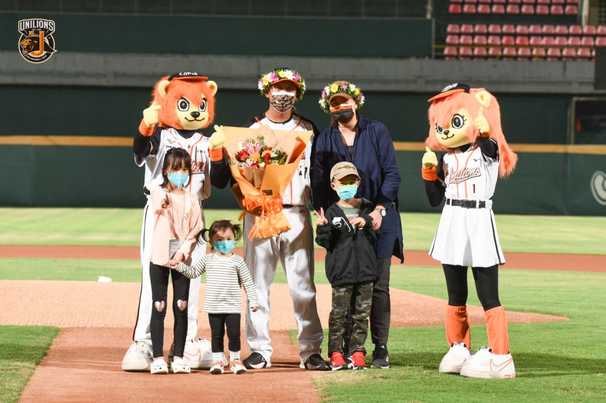 ▲統一獅球團特邀王鏡銘的姊姊到場祝福百中繼里程碑(圖/統一獅球團提供)