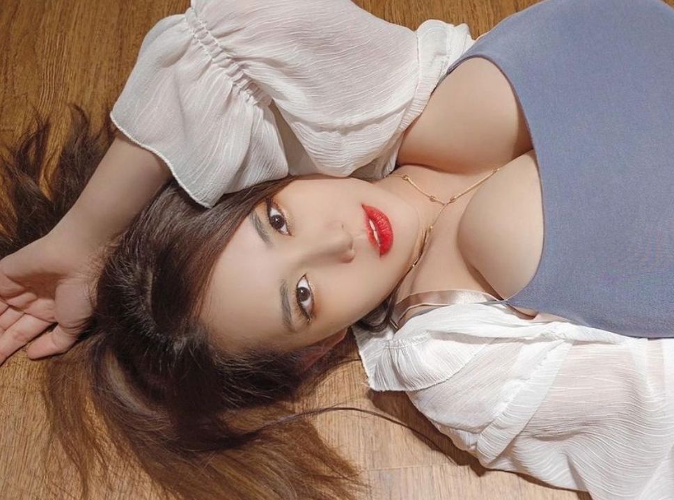 ▲「I級豔后」洪蓉擁有I級傲人上圍，今（19）日透露大胸部的困擾「穿太緊身的衣服都會變透明」。（圖／翻攝自洪蓉IG）