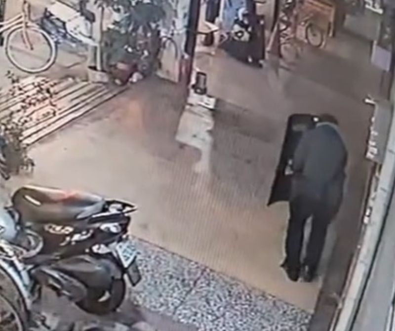 ▲北市萬華青山宮，槍手闖入狂轟挾持人質，與警方對峙中。（圖／翻攝畫面）