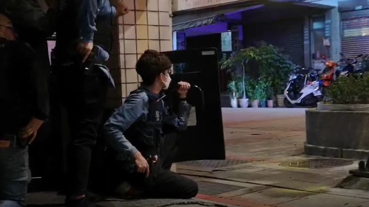 ▲北市萬華青山宮，槍手闖入狂轟挾持人質，與警方對峙，之後開槍自轟頭部倒地。（圖／民眾提供）