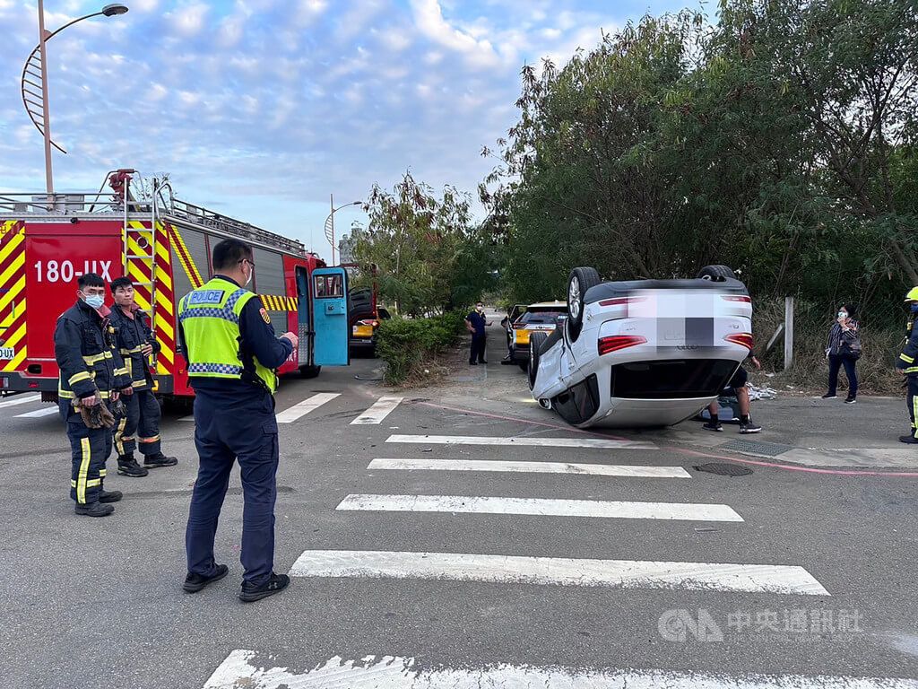 ▲首頁 / 社會台中南屯自小客車、計程車路口碰撞 7傷送醫2022/10/19 20:30（10/19 20:51 更新）連姓男子19日駕駛自小客車行經台中市南屯區一處路口時，與冉姓女子駕駛的計程車發生碰撞，自小客車翻覆路旁四輪朝天，現場7人受傷送醫。（翻攝照片）中央社記者蘇木春傳真 111年10月19日