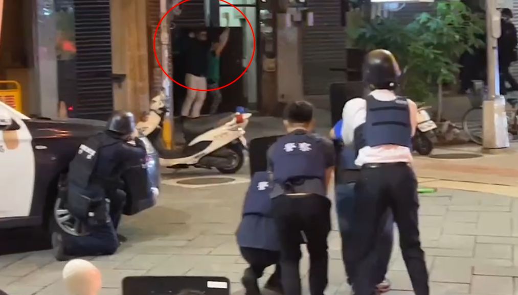 ▲邱姓槍手挾持女人質後，槍口抵著自己頭部，接著自轟2槍倒地。（圖／翻攝畫面）