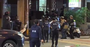 台北市萬華區艋舺青山宮,晚間發生槍擊案,警匪對峙1小時,最後槍手自轟身亡。(圖/民眾提供) ▲台北市萬華區艋舺青山宮,晚間發生槍擊案,警匪對峙1小時,最後槍手自轟身亡。(圖/民眾提供)