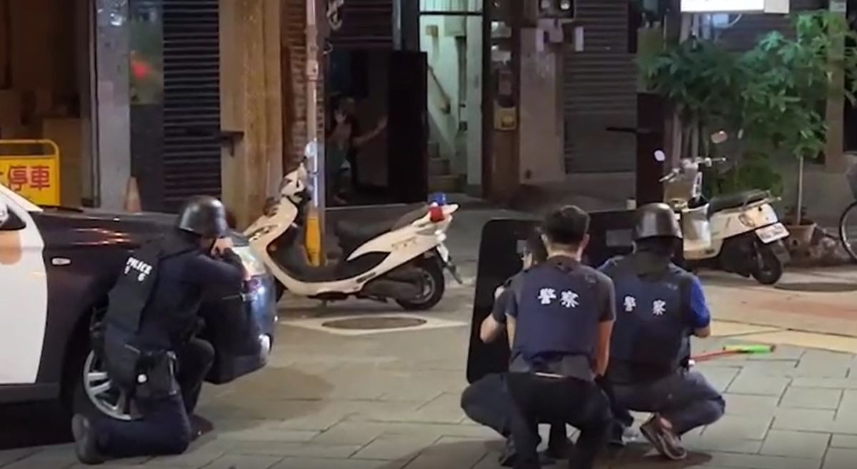 ▲台北市萬華區艋舺青山宮，晚間發生槍擊案，警匪對峙1小時，最後槍手自轟身亡。（圖／民眾提供）