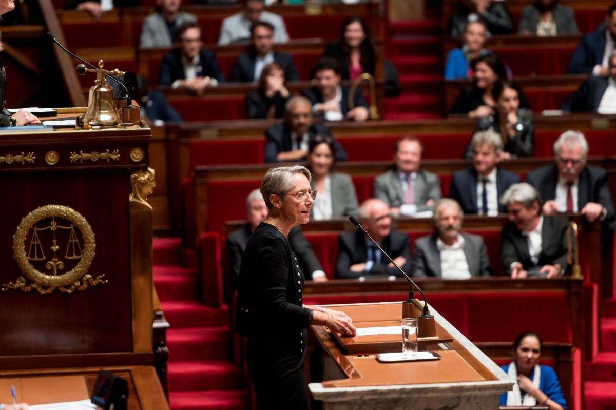 ▲法國總理柏納宣布，動用憲法第49.3條，不需議員投票強制於下議院一讀通過明年預算案。反對陣營隨即提出不信任動議。（圖／美聯社／達志影像）