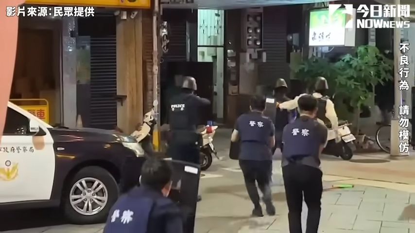 ▲台北市萬華區艋舺青山宮，晚間發生槍擊案，警匪對峙1小時，最後槍手自轟身亡。（圖／翻攝畫面）