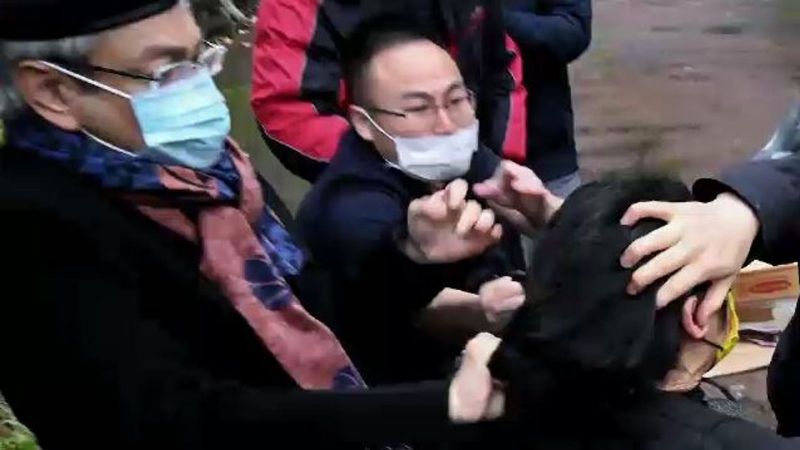 各說各話！在英港人和平示威被毆　中國領事：我沒打人
