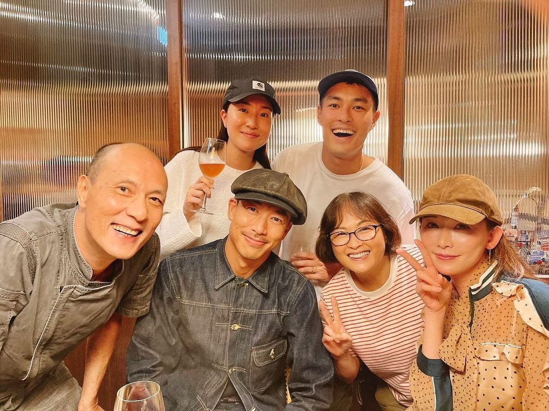 ▲林志玲和AKIRA難得合體現身楊祐寧家的餐廳,前排左起為楊爸、AKIRA、楊媽、林志玲，後排為楊祐寧夫婦。（圖／翻攝自「元鍋」IG）