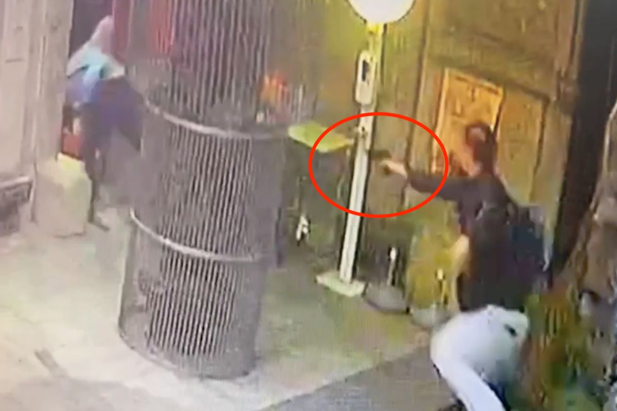 ▲萬國幫老大「阿國」邱國隆，昨（19）晚至青山宮找許姓副主委理論，許姓副主委想要逃跑，邱國隆從後追上開槍。（圖／翻攝畫面）