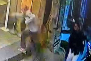 ▲萬國幫老大「阿國」邱國隆,昨(19)晚至青山宮找許姓副主委理論,許姓副主委想要逃跑,邱國隆從後追上開槍。(圖/翻攝畫面) ▲萬國幫老大「阿國」邱國隆,昨(19)晚至青山宮找許姓副主委理論,許姓副主委想要逃跑,邱國隆從後追上開槍。(圖/翻攝畫面)