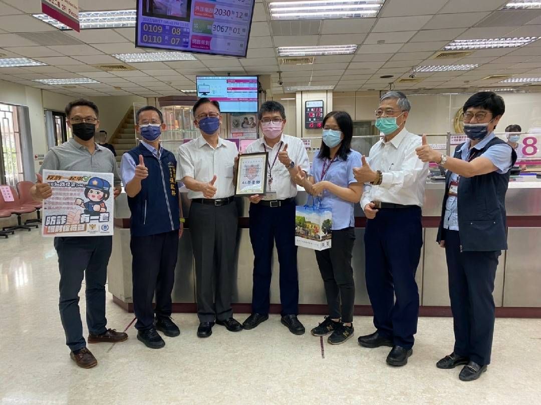 ▲台中市警察局副局長鄧學鑫率同第一分局分局長張啟祥、偵查隊長陳谷楓，感謝臺灣銀行協助阻詐。（圖/記者鄧力軍翻攝）