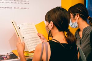▲民眾翻閱好書伴學習包，了解移工如何學習中文。（圖／One-Forty 提供）