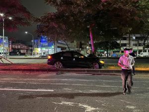 ▲高雄市三民區昨（19）晚深夜，一輛BMW開上安全島自撞路樹，車頭扭曲包樹，安全氣囊也爆開。（圖／翻攝畫面）