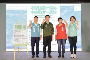 藍營在害怕什麼?蔡其昌譏:宣稱史詩級勝利才是操弄民調 ▲蔡其昌與民進黨其他縣長候選人,今出席「中部四縣市長聯合政見記者會」。(圖/黃秀芳競總提供,2022.10.20)